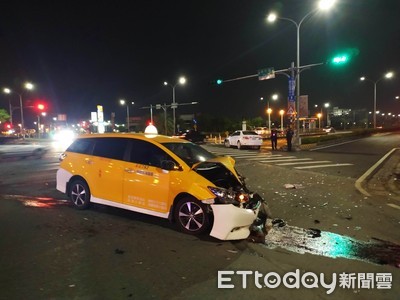 快訊／嘉義深夜車禍7人送醫！計程車撞爛...孕婦、6月嬰上救護車