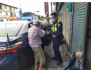 老翁邊走邊發抖！暖警幫拿起「這東西」秒愣：都要比你重了