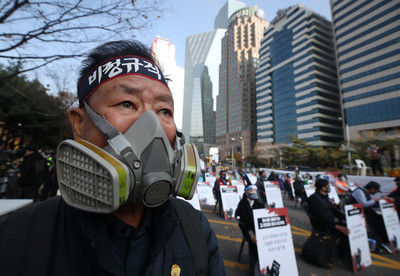 新冠疫情又創高峰！南韓日增破205例...工會「戴口罩」上街爭勞權