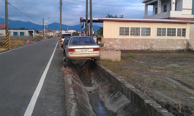 車位都省了！「美濃日常」水溝停車法曝光　居民解謎：用好用滿