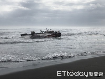 宜蘭一漁船擱淺傾斜油料外洩　岸巡救出2人持續監控