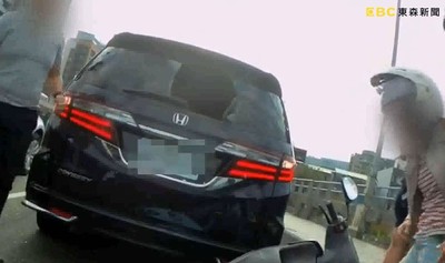 女騎士猛撞汽車!頭部強擊「擋風玻璃破大洞」 神力安全帽救一命