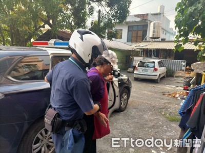 屏東婦喝茫躺大馬路旁 警扶上車挨家挨戶找 ... 請村長廣播