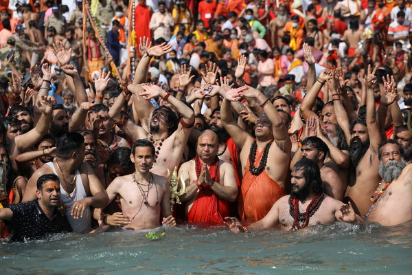 ▲印度赫爾德瓦爾（Haridwar）14日舉行的大壺節（Kumbh Mela）慶典。（圖／路透）