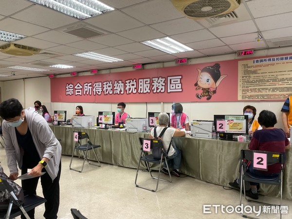 ▲報稅現場直擊！國稅局防疫升級，中午持續收件中。（圖／ETtoday資料照）
