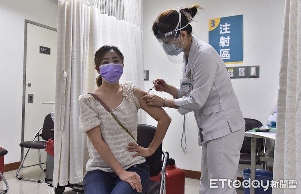 ▲▼亞東醫院開放AZ疫苗給400多位板橋、樹林等疫情熱區的基層院所醫師接種  。（圖／記者李毓康攝）