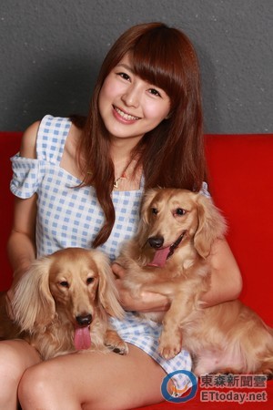 林舒语1年多前因拍摄《我租了一个情人》认识同为爱狗人士的李康宜,在