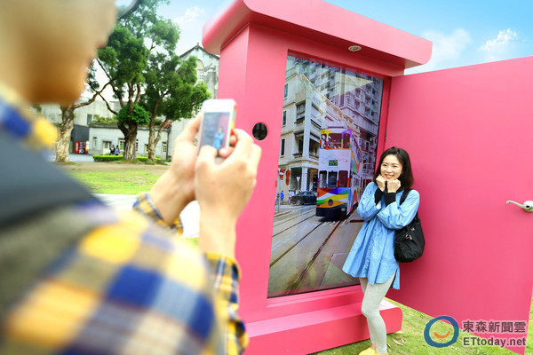 哆啦a梦的「任意门」现华山草地 开门马上到香港?