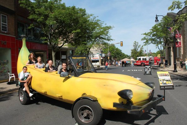 只花80万的霸气改造 美男子要开巨型香蕉车环游世界