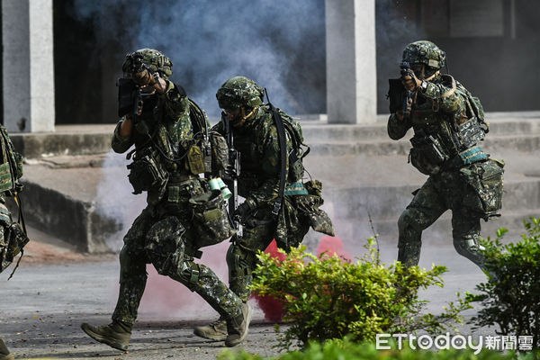 ▲國軍111年春節加強戰備，城鎮戰對抗演練。（圖／記者林敬旻攝）