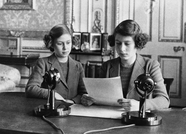 ▲▼1940年14歲的英國女王伊莉莎白二世和妹妹瑪格莉特首次發表廣播演說。（圖／達志影像／美聯社）