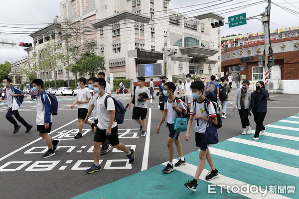▲▼行人路權專題－新竹市東山街學府路一帶人行道改善狀況。（圖／記者湯興漢攝）
