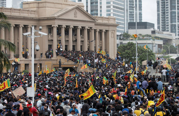 ▲▼斯里蘭卡警方使用催淚瓦斯驅散科倫坡總統官邸附近的示威者。（圖／路透）