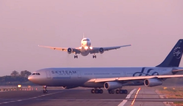 波音767降落离地只76m! 跑道「冲」出另架客机擦身过