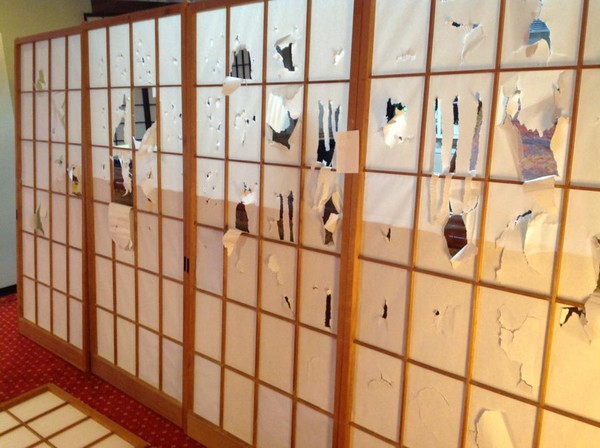 位在日本那须的温泉旅馆,现在传出房间的和室纸拉门被台湾游客严重