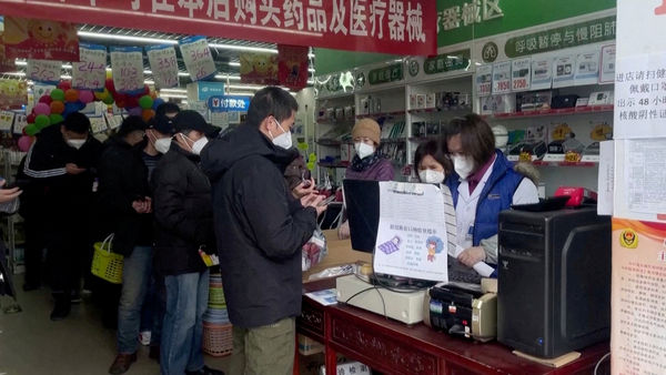 ▲▼中國鬆綁防疫限制之後，北京一家藥店排隊購買藥品的民眾。（圖／路透）