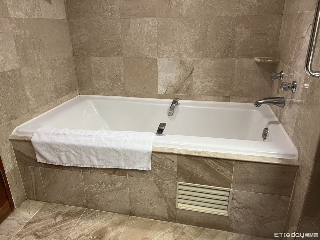 浴室沒有對外窗「潮濕到飄異味」超崩潰！過來人推2法寶