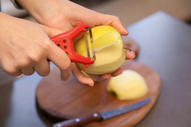 這6種水果皮丟掉太可惜！「意想不用途」曝  蘋果皮輕鬆除焦黑鍋底