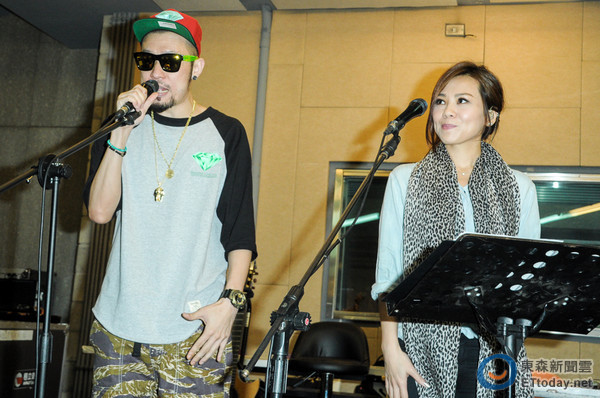直击/蔡健雅唱《我爱台妹》 mc hotdog:要再骚一点