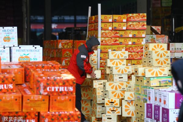 ▲台灣水果2017年在河南鄭州市某場的集散中心準備發貨。（圖／CFP）
