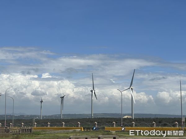 ▲▼高美濕地,海角明珠,台中,風力發電,海邊,大海。（圖／記者許權毅攝）