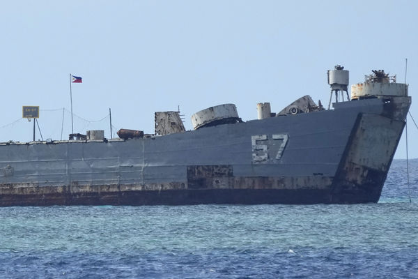 ▲▼菲律賓船馬德雷山號登陸艦（BRP Sierra Madre）在南海仁愛暗沙擱淺，從遠處可見菲律賓國旗及籃球場。它現在已成為馬尼拉對該環礁領土主張的脆弱象徵。（圖／達志影像／美聯社）