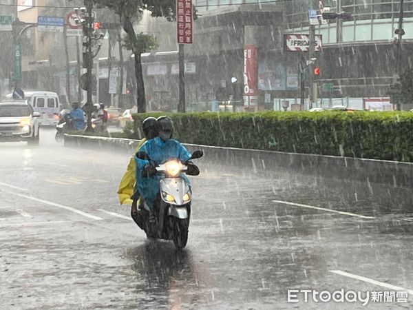 ▲▼北市午後雷陣雨。（圖／記者許靖騏攝）