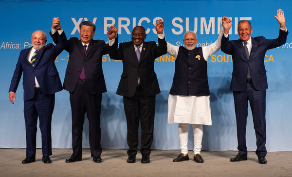 ▲▼金磚國家成員國，由左至右分別是巴西總統魯拉、中國國家主席習近平、南非總統拉瑪佛沙、印度總理莫迪與俄羅斯外交部長拉夫羅夫。（圖／路透）
