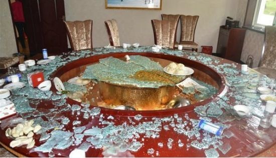 被砸的「怡君苑野味」杯盘狼藉,连桌上的玻璃转盘都碎得七零八落.