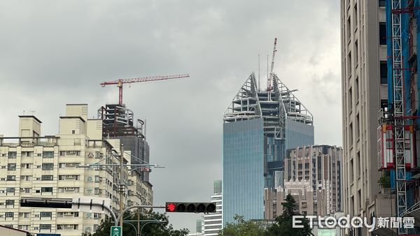 塔吊上下摩天樓「高難度」　業者揭高空作業辛酸史