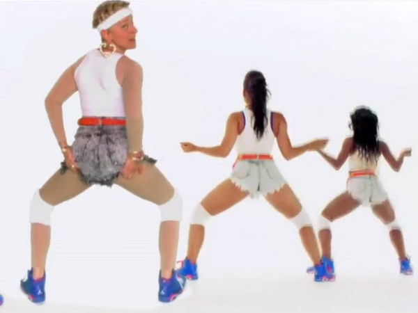 ▼艾伦狄珍妮模仿妮琪米娜抖臀抖不起来,用手辅助,学开腿舞时则是面