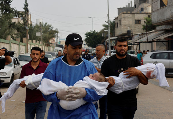 ▲▼加薩走廊的巴勒斯坦人抱著兒童的遺體舉行喪禮，至今約有2000名兒童死亡。（圖／路透）