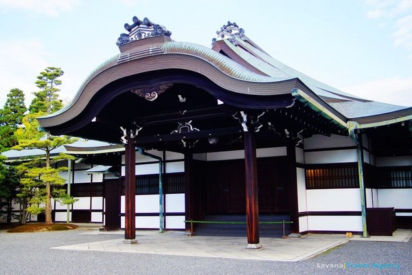 京都仙洞御所让人赞叹的美景 火红枫叶倒映池水中