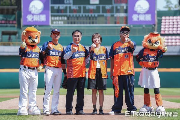 ▲統一7-ELEVEn獅台南400主題週，14日迎來主題週最後賽事，黃偉哲市長與嘻哈歌手阿跨面、芮鯊一同擔任開球嘉賓，替統一7-ELEVEn獅與台鋼雄鷹大戰助陣。（圖／記者林東良翻攝，下同）