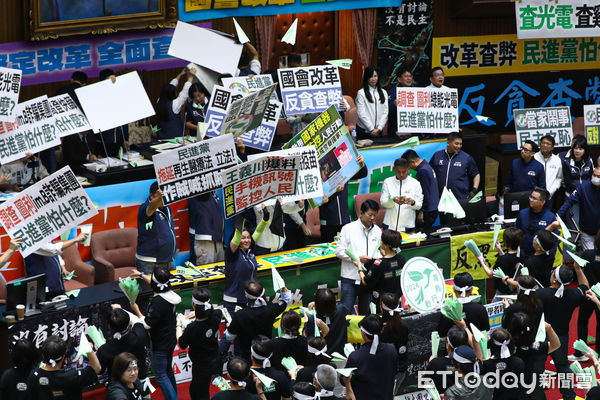 ▲立法院表決國會改革法案，民進黨立委射紙飛機抗議。（圖／記者林敬旻攝）