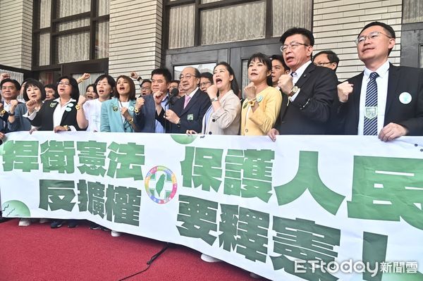 ▲▼立法院今（21）日表決行政院針對國會改革修法提出的覆議案，覆議案未通過，民進黨團總召柯建銘率黨籍立委於議場前召開記者會，說明後續釋憲進程。（圖／記者李毓康攝）