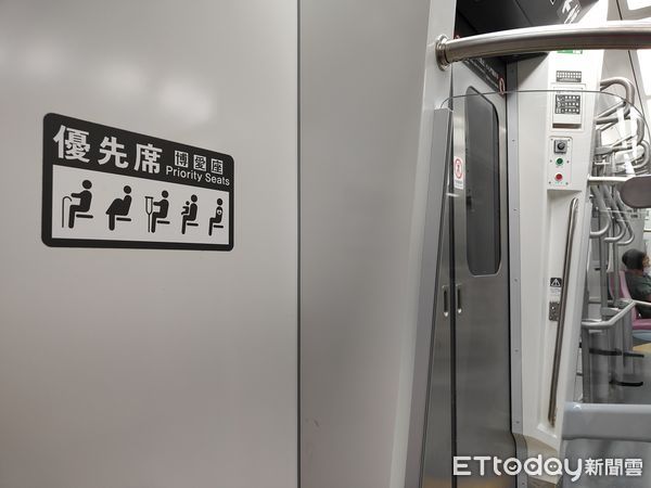 ▲▼台鐵EMU900型最美區間車「優先席博愛座」。（圖／記者李依琳攝）