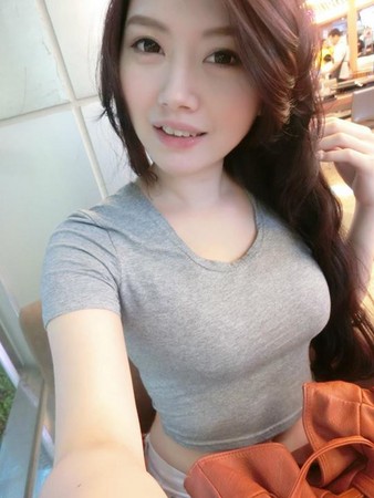 姚采辰倒奶床照「又大又白又正」 f级的深沟好吸睛哪