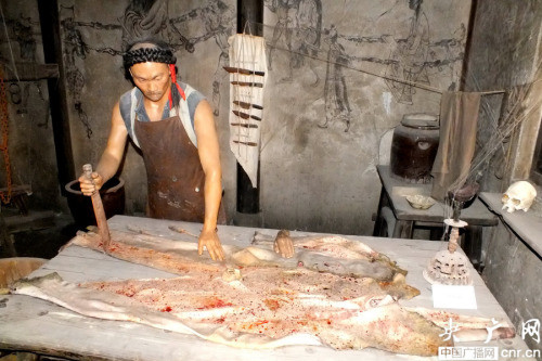 陈设剥皮凳,剥皮刀具,以及浸泡人皮的石灰水大缸