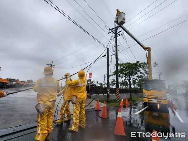 ▲強烈颱風康芮來襲，造成台南停電15962戶，在台電人員搶修下已全數搶修復電。（圖／記者林東良翻攝）