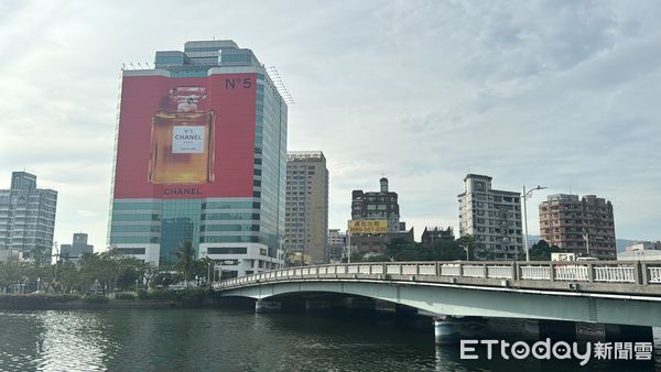 高雄大樓養蚊19年當「最貴廣告牌」　內行曝出租潛規則