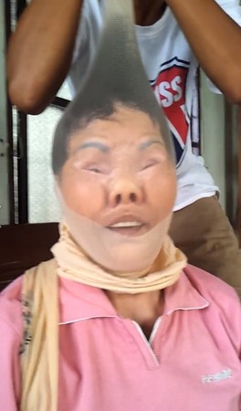 阿嬷主动挑战「丝袜套头」 还说:慢慢拉不要紧张～ | etfashion时尚云