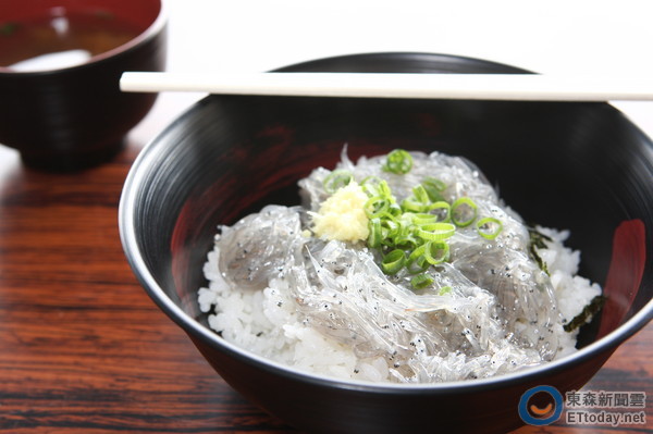 切生鱼片太费工啦!透明魩仔鱼直接大口生吃才够味