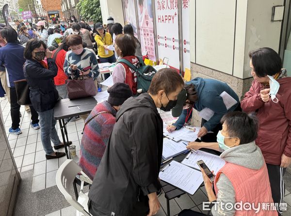 ▲▼大罷免潮 罷免藍營立委 連署站 罷免徐巧芯。（圖／記者屠惠剛攝）