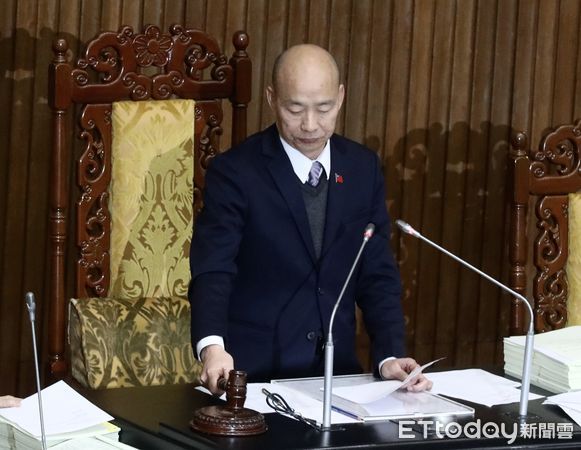 ▲▼警察人員人事條例部分條文修正草案 三讀  韓國瑜敲槌 國民黨 民眾黨立委一起合影慶祝見證 。（圖／記者屠惠剛攝）