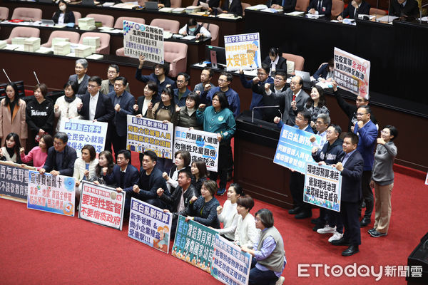 ▲立法院審查中央政府總預算三讀通過，民進黨團合照。（圖／記者林敬旻攝）