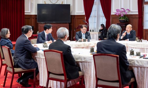 ▲▼韓國瑜向賴清德表示，希望以黨主席身份呼籲不要大罷免。（圖／總統府提供）