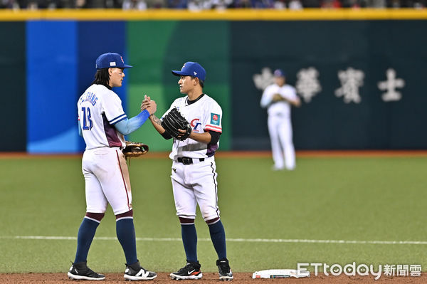 ▲▼2026年第6屆WBC世界棒球經典賽資格賽WBCQ，林子偉(右)與張育成(左)二遊連線。（圖／記者李毓康攝）