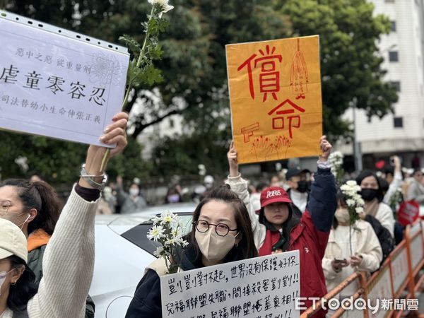 ▲▼      剴剴案開庭，法院外聚集聲援民眾       。（圖／記者黃宥寧、黃資真攝）