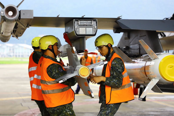 ▲▼3月18日空軍第五聯隊執行恢復戰備潛力裝掛。（圖／國防部提供）